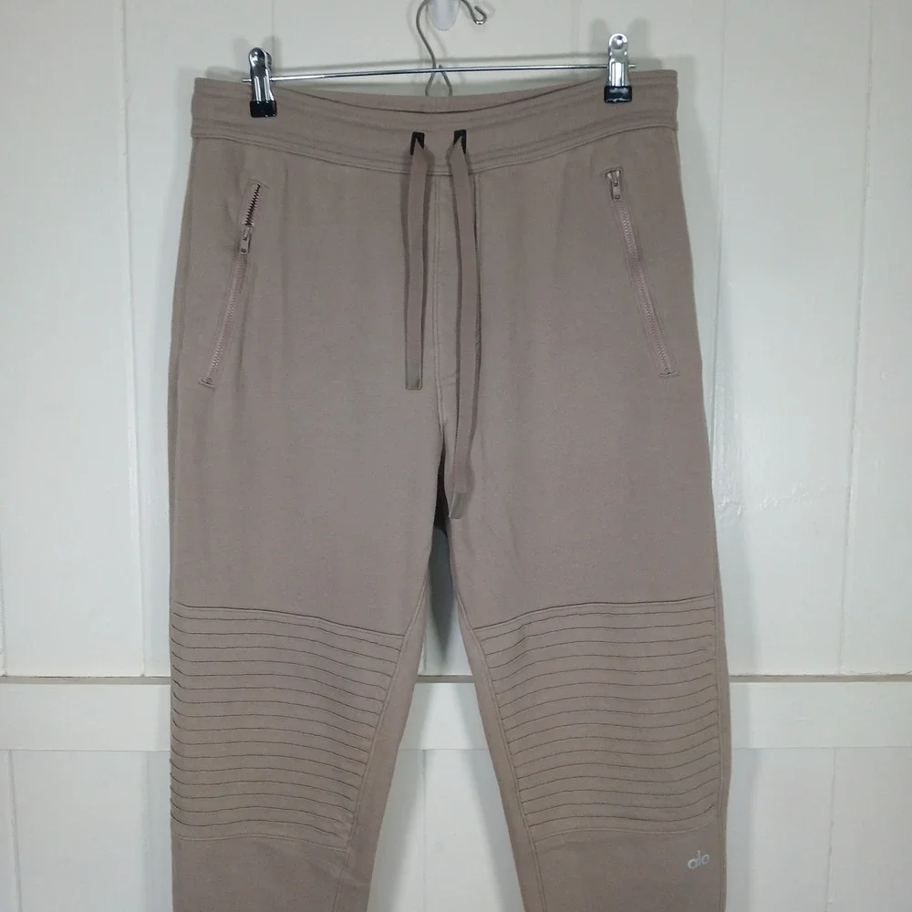 Alo Yoga Moto Joggers Mens M Tan Ribbed Knee Athleisure Sweatpants